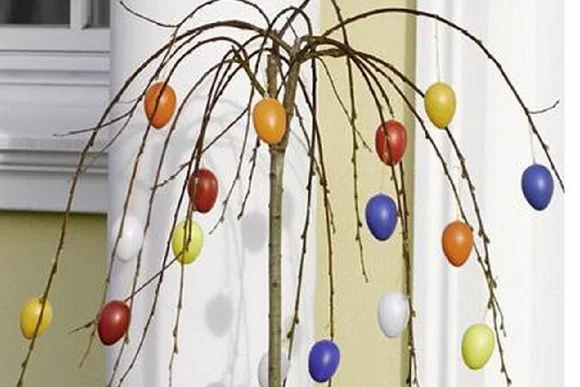 Ein Osterstrauß mit bunten Eiern.